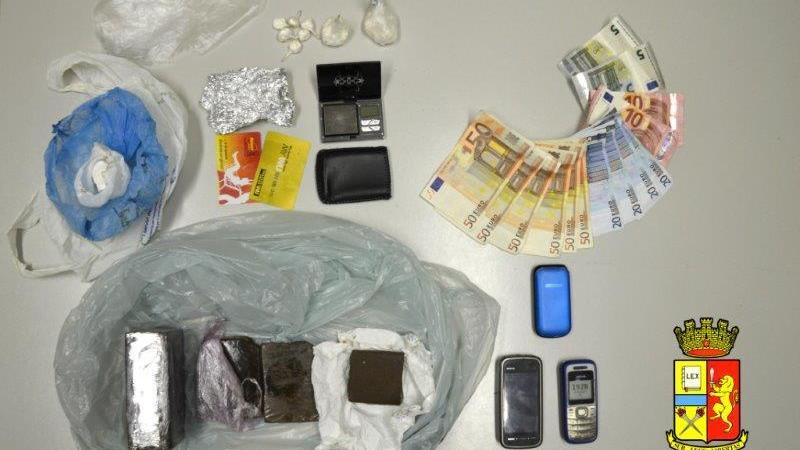La droga e i soldi sequestrati