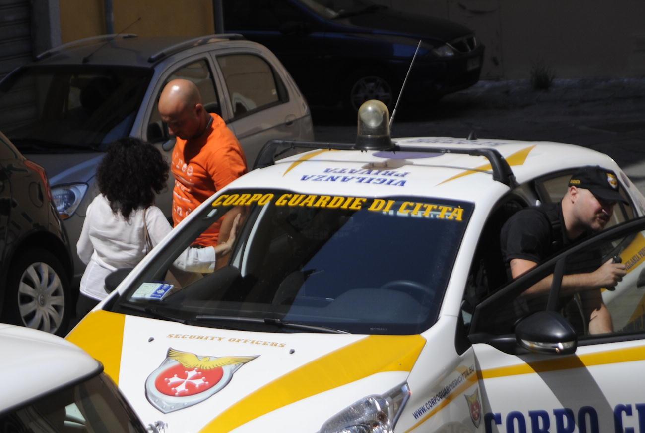 Follia vigilantes: anche senza licenza ma sempre armati