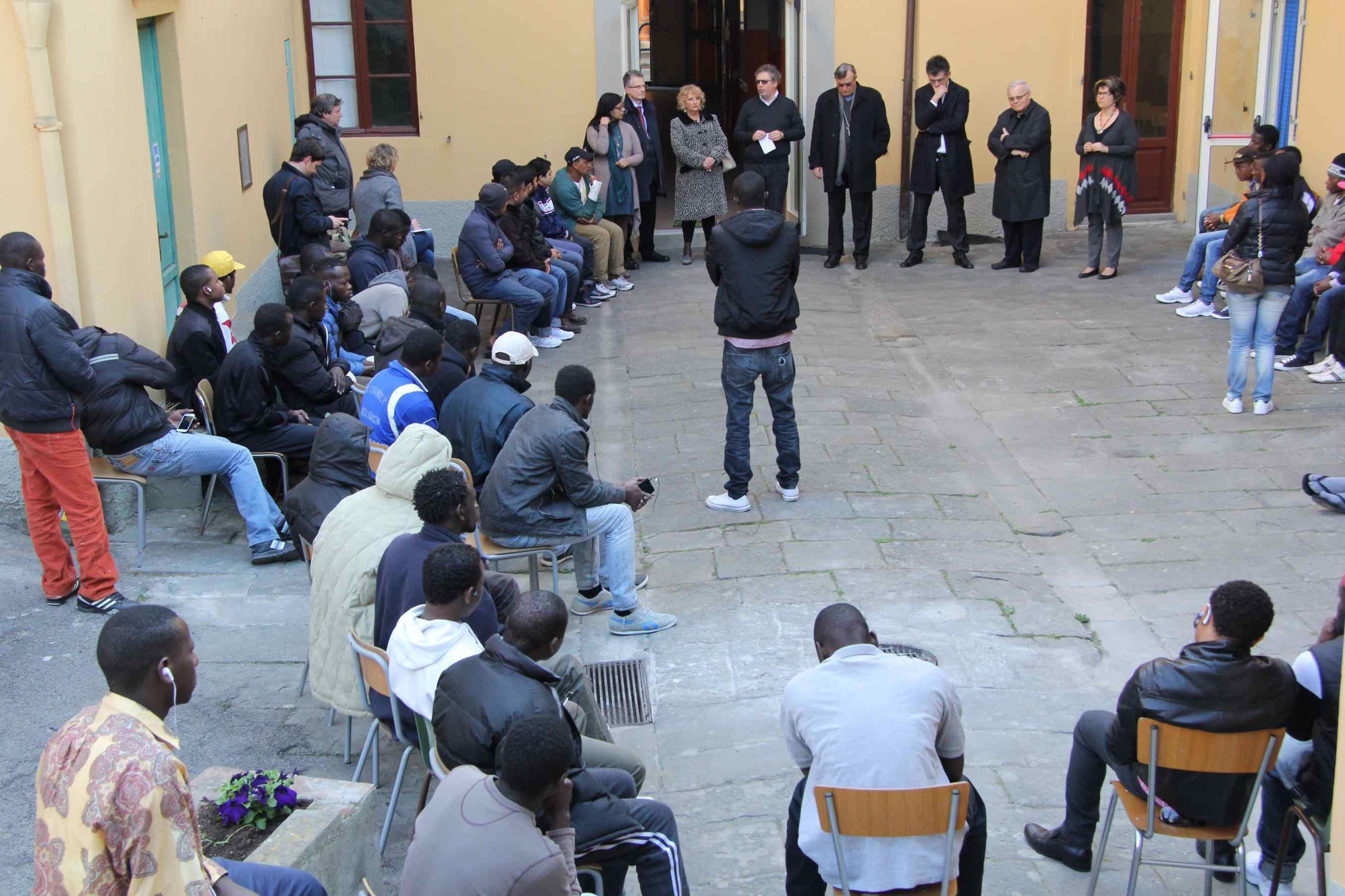 L'incontro del vescovo Franco Agostinelli con un gruppo di profughi