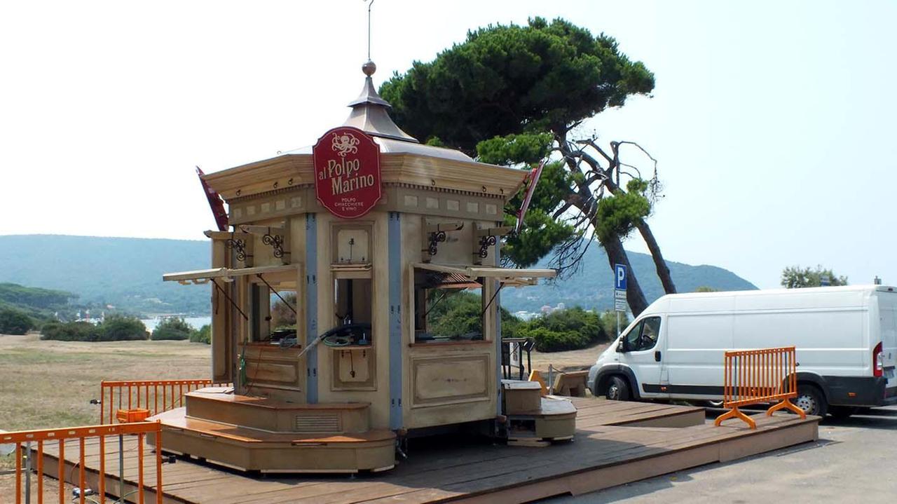 Lavori di installazione del chiosco del polpo che ha suscitato polemiche a non finire sui social e nascita di comitati di cittadini contrari a questo tipo di interventi (foto Paolo Barlettani)