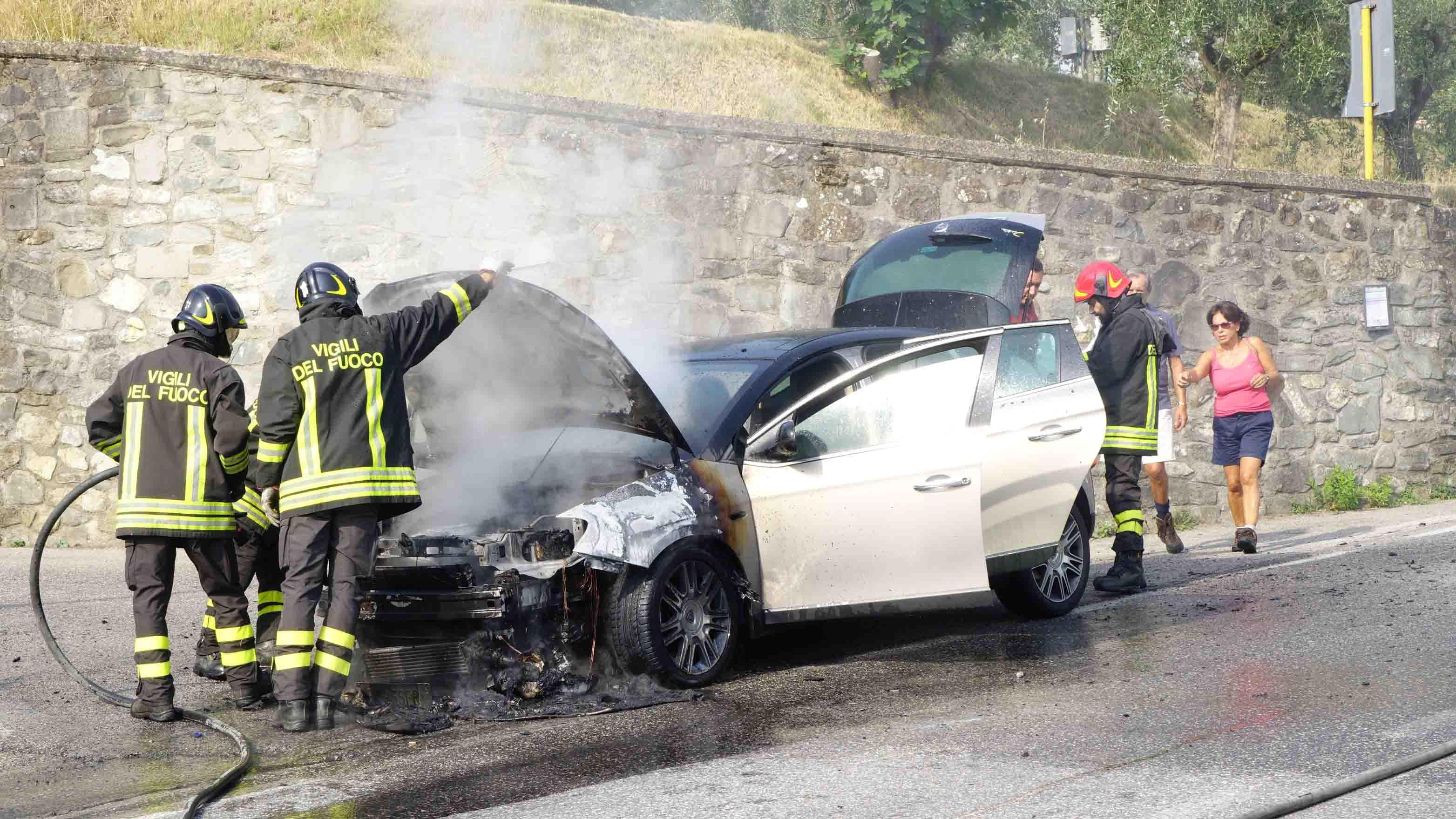 I vigili del fuoco in azione per spengere l'auto in fiamme a Piazza (foro Gori)