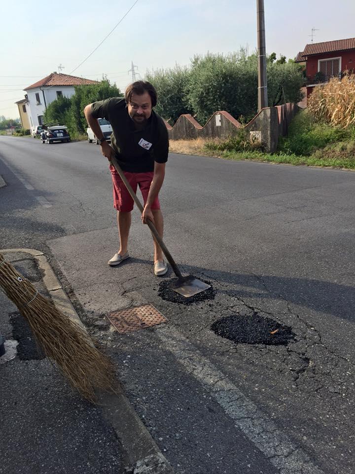 Il sindaco Vittorio Fantozzi mentre sistema una buca