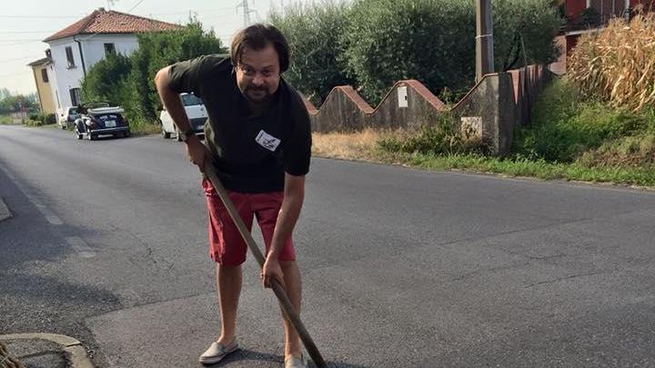 Il sindaco Vittorio Fantozzi mentre sistema una buca