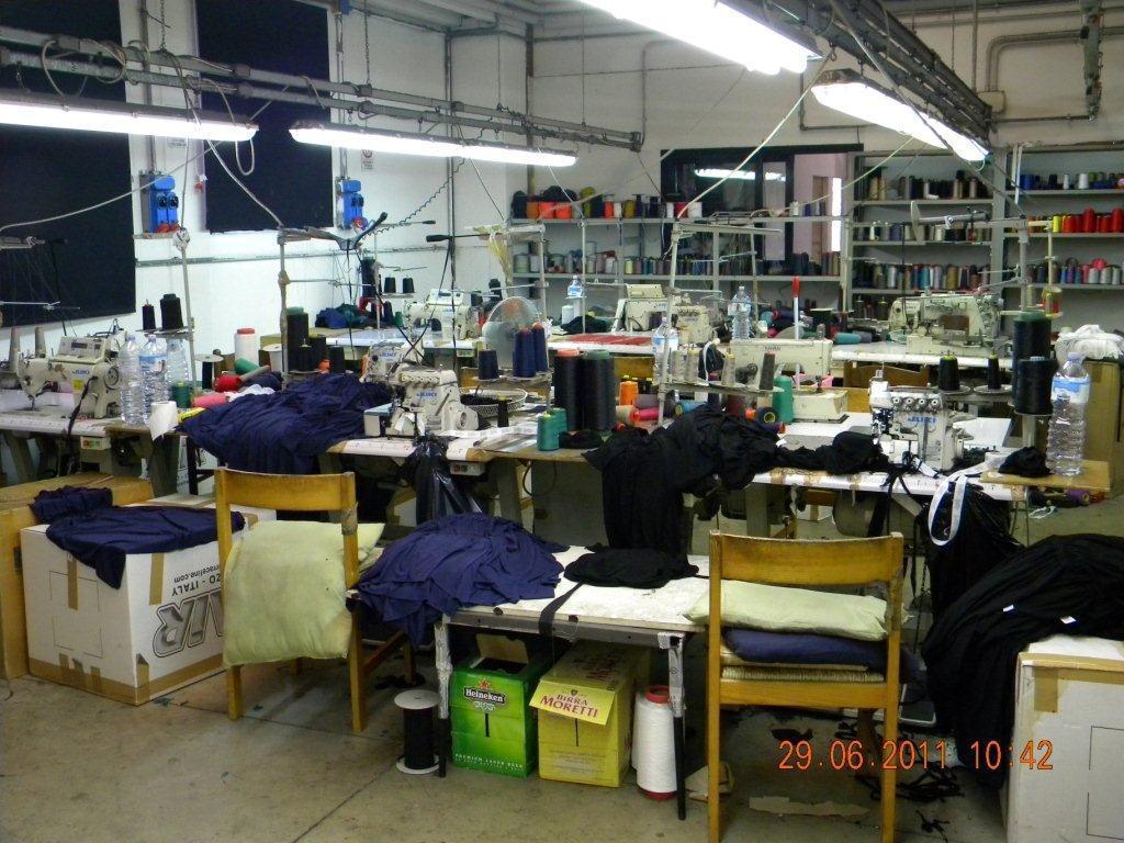 Un laboratorio gestito da cinesi (foto Gori)