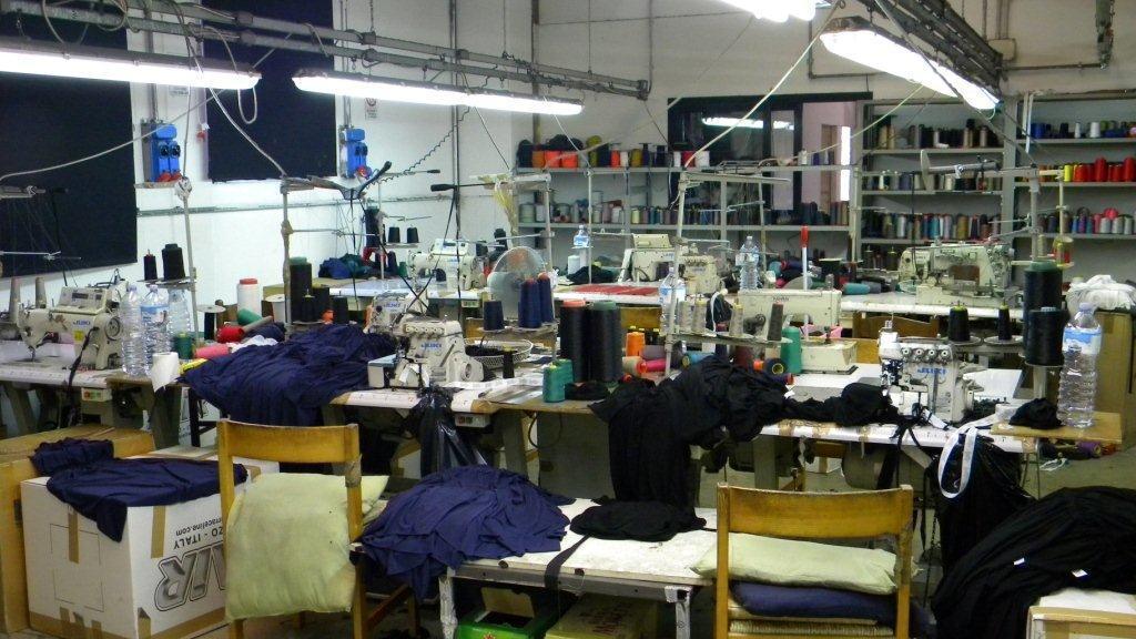 Un laboratorio gestito da cinesi (foto Gori)
