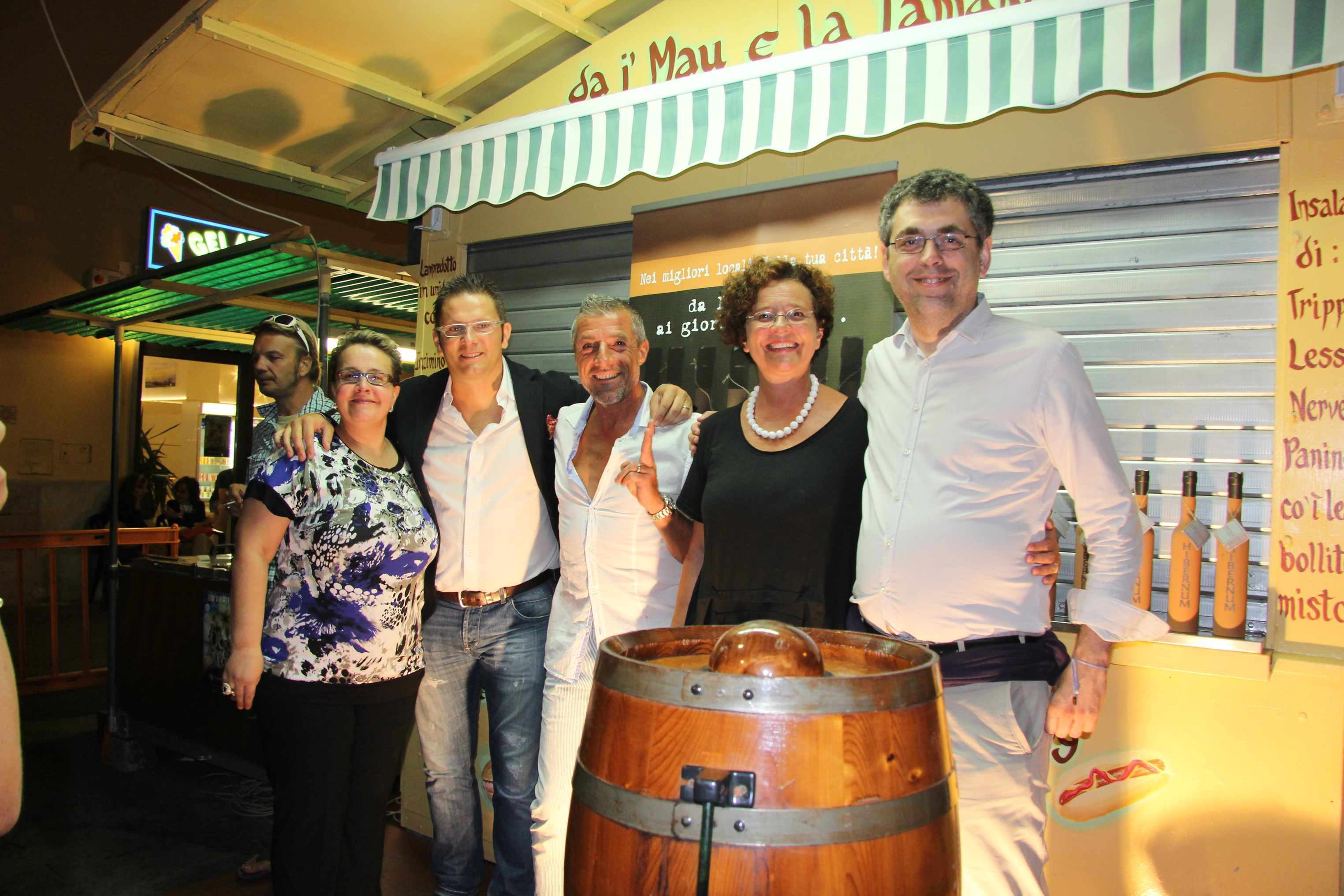 Tamara e i' Mau davanti al loro stand col vicesindaco Faggi