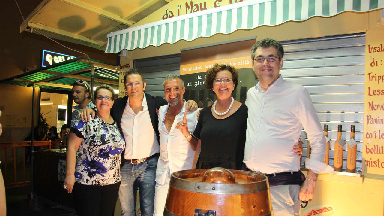 Tamara e i' Mau davanti al loro stand col vicesindaco Faggi