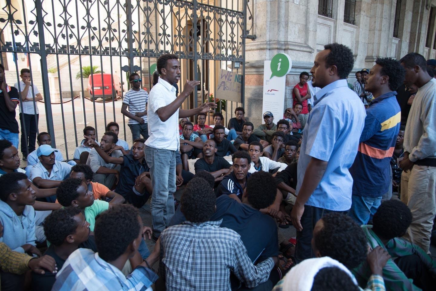 Un'assemblea dei migranti che hanno chiesto di lasciare la Sardegna