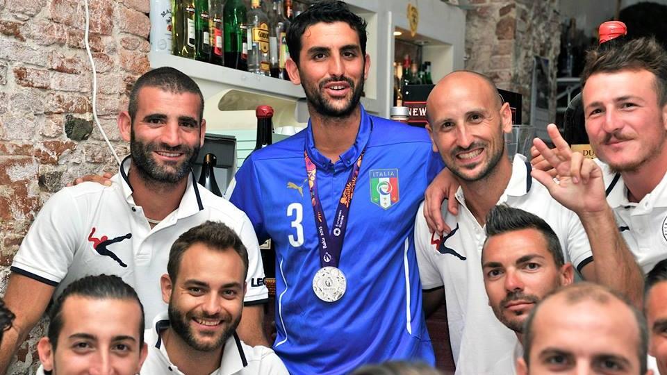 Matteo Marrucci festeggiato dai compagni