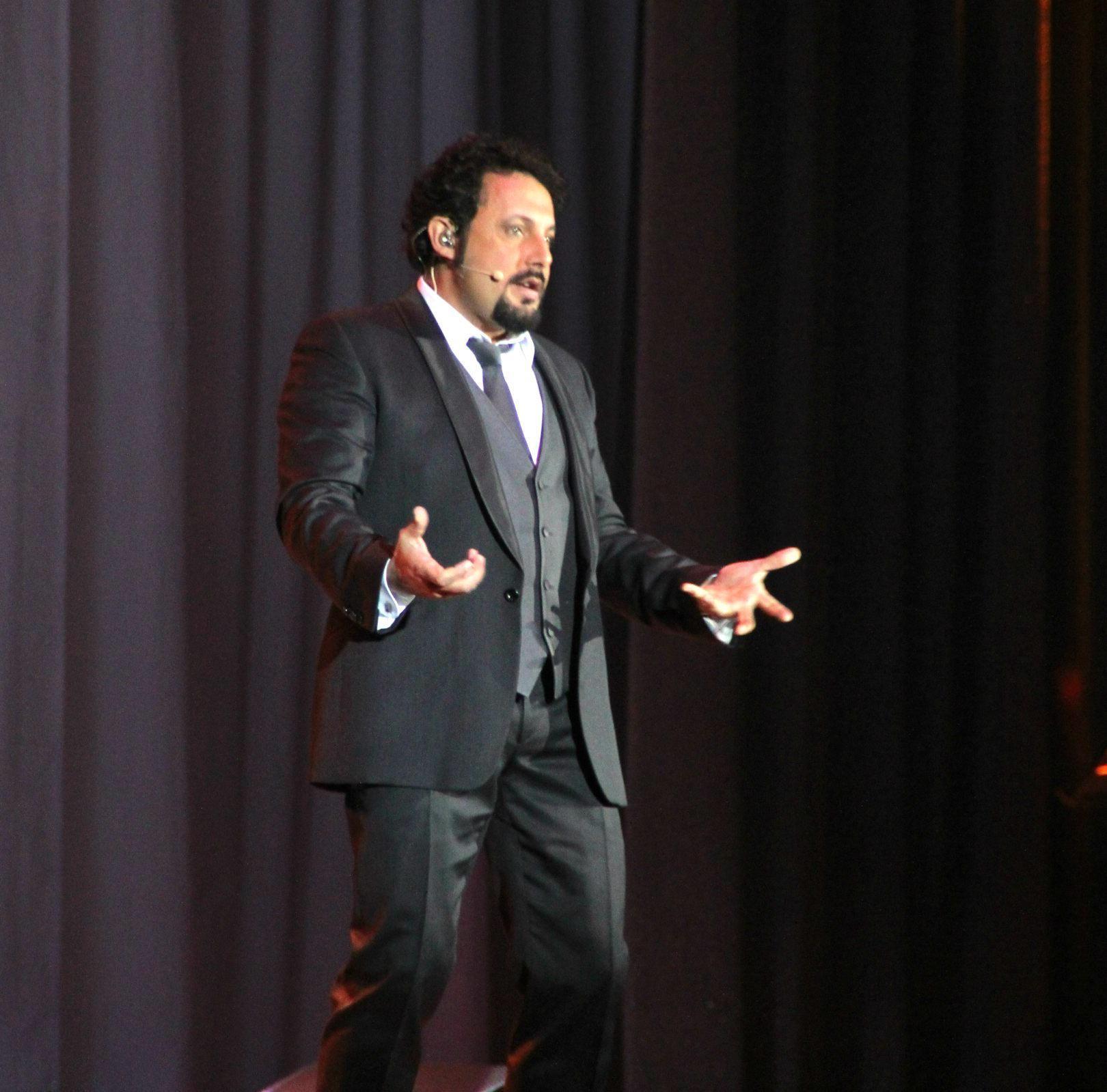 Enrico Brignano sul palco