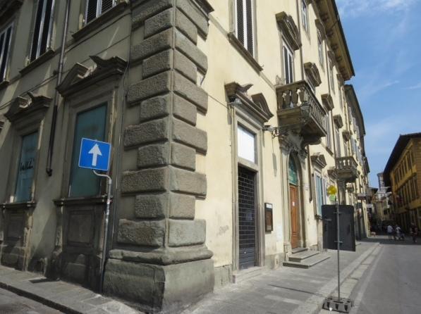 Nuovo negozio di accessori cerca due giovani da assumere