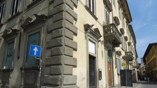 Nuovo negozio di accessori cerca due giovani da assumere
