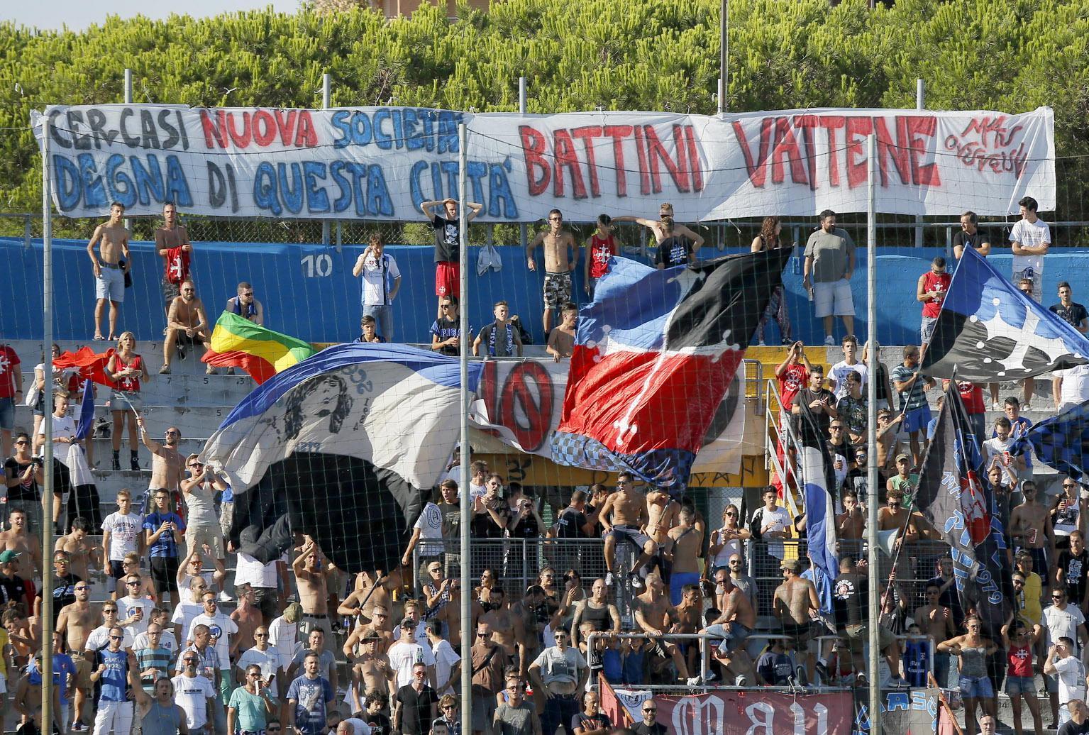 Striscione di protesta in Curva Nord