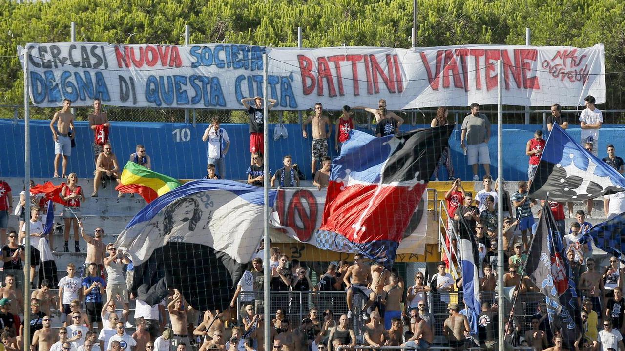 Striscione di protesta in Curva Nord