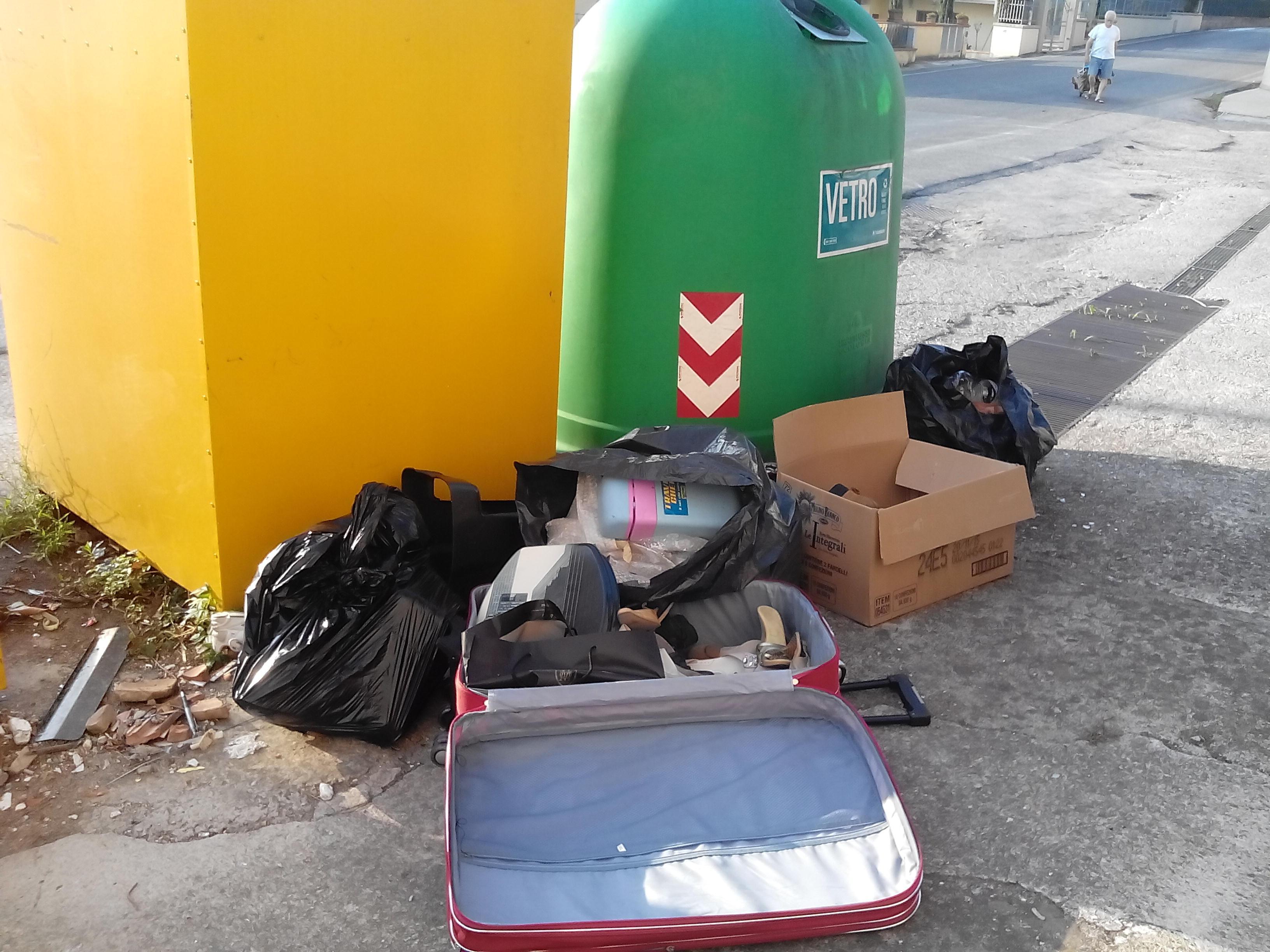 I rifiuti abbandonati a Mastromarco prima che venissero rimossi
