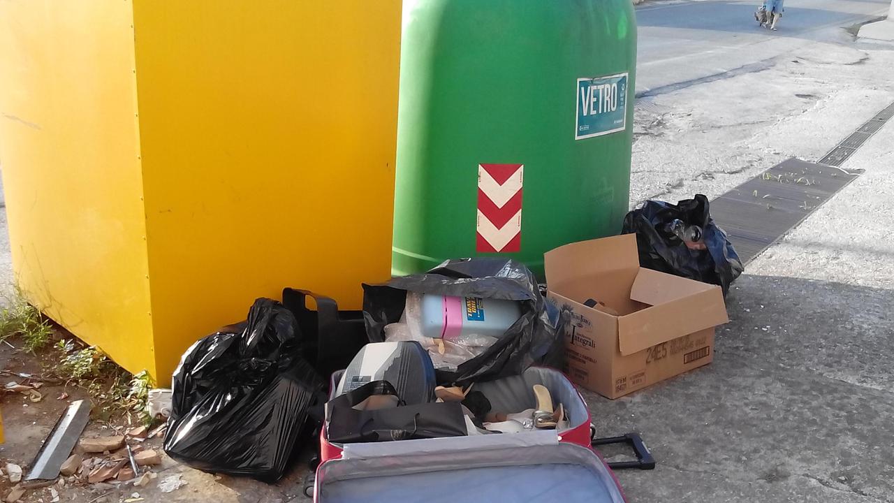 I rifiuti abbandonati a Mastromarco prima che venissero rimossi