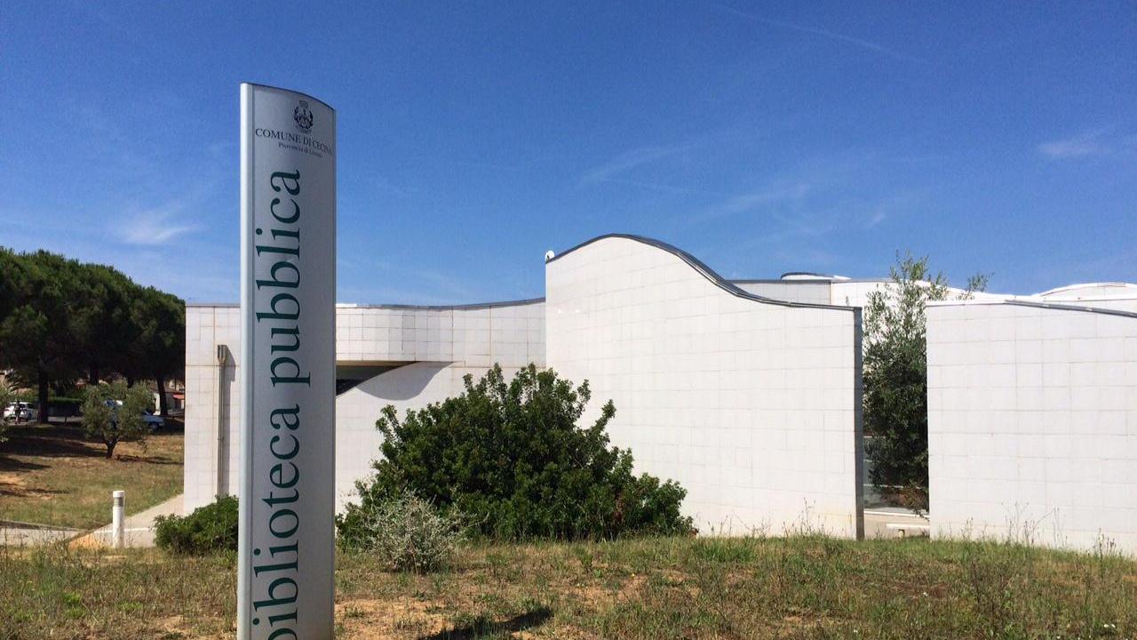 L'ingresso della biblioteca comunale di Cecina