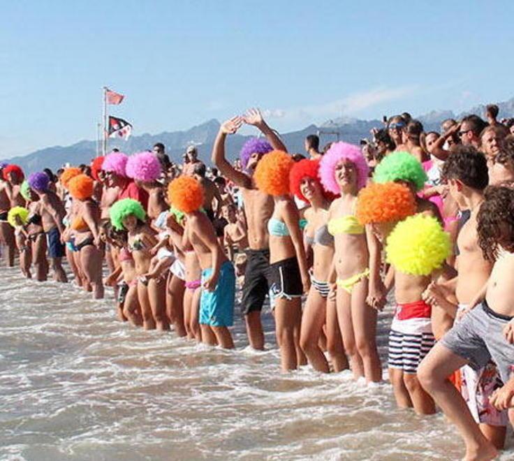 Il tuffo dei trentamila per aiutare l'ospedale pediatrico 