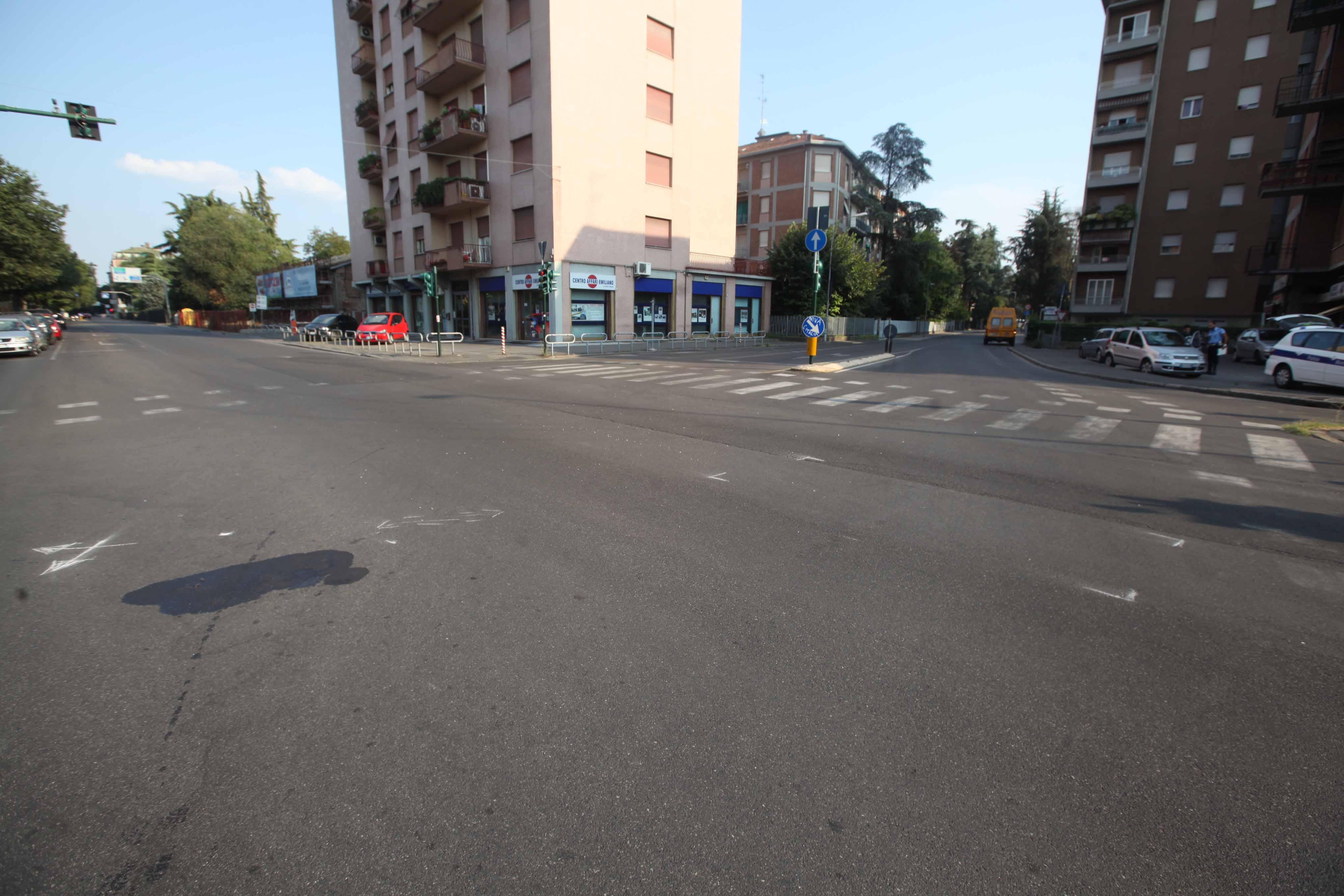 Spaccano tavoli e bicchieri in un bar di via Cecati 