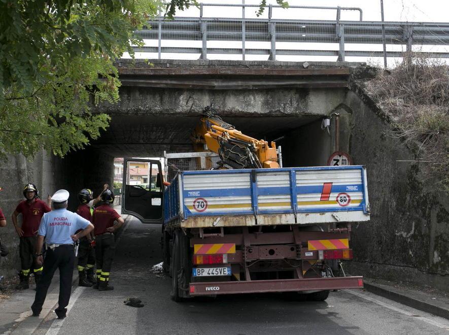Con la gru contro il ponte, camionista ferito 