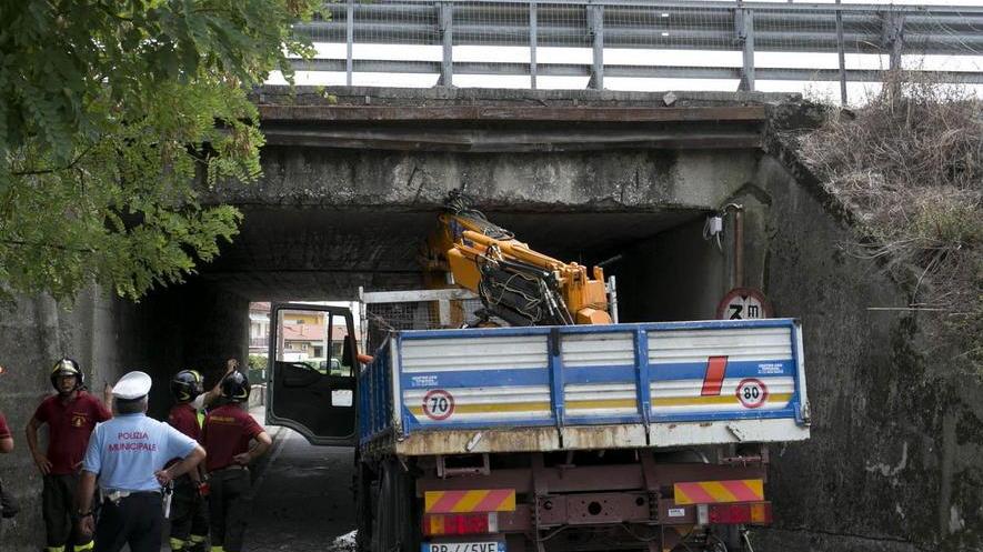 Con la gru contro il ponte, camionista ferito