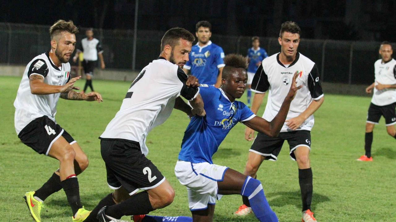 Il giovane Kouame attorniato dagli avversari (foto Batavia)