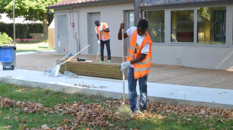 I profughi a pulire i piazzali delle chiese 