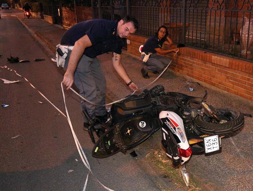 Si scontra con un’auto: giovane gravissimo 