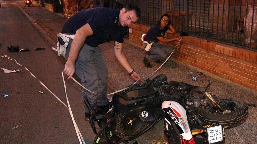 Si scontra con un’auto: giovane gravissimo