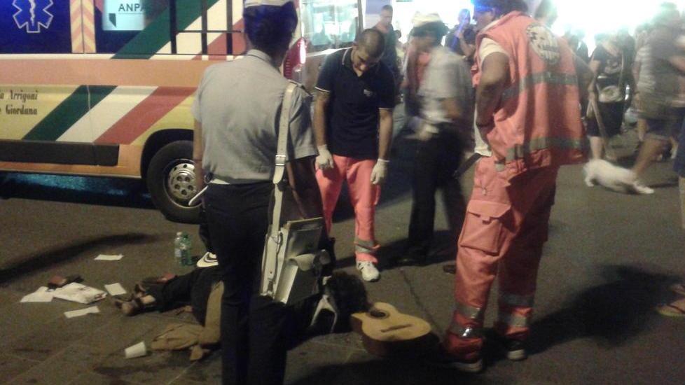 Dorme per terra, ma rifiuta l’ospedale