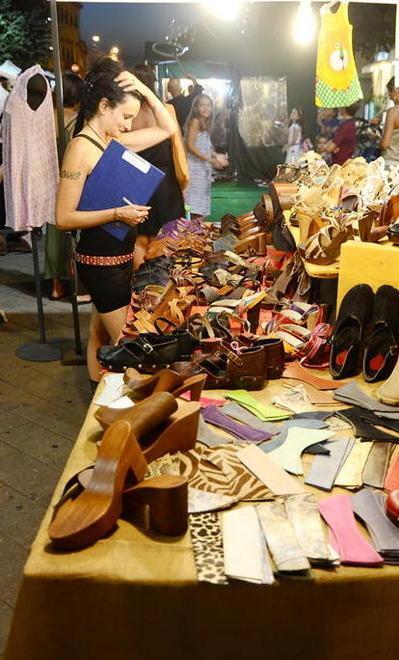 Arti e mestieri: banchetti in centro e negozi aperti