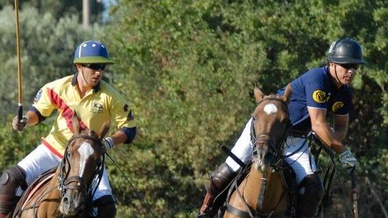 Si va al galoppo coi lanciatori di coltelli