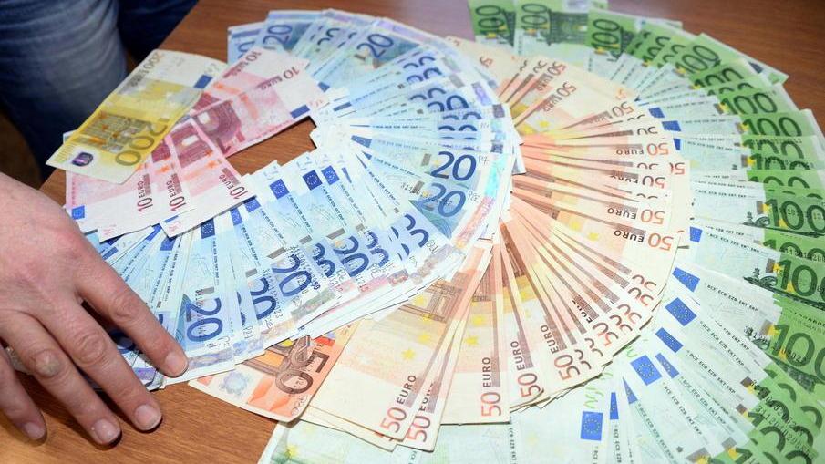 Coppia di stranieri fa acquisti con soldi falsi