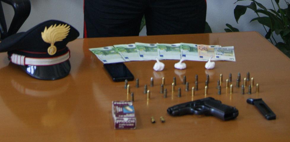 Spara a un cartello, gli sequestrano droga cartucce e una pistola 