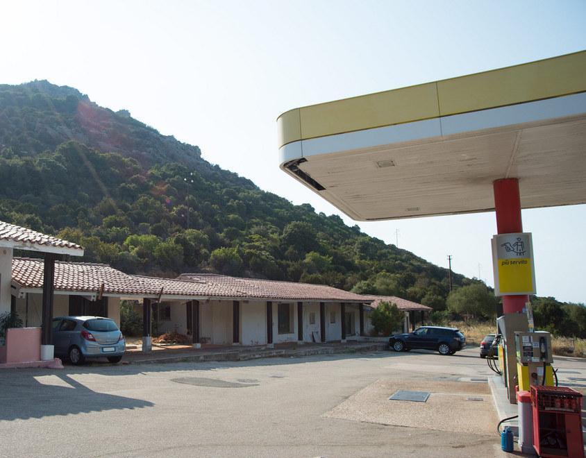 Il distributore di Porto Cervo nel degrado 