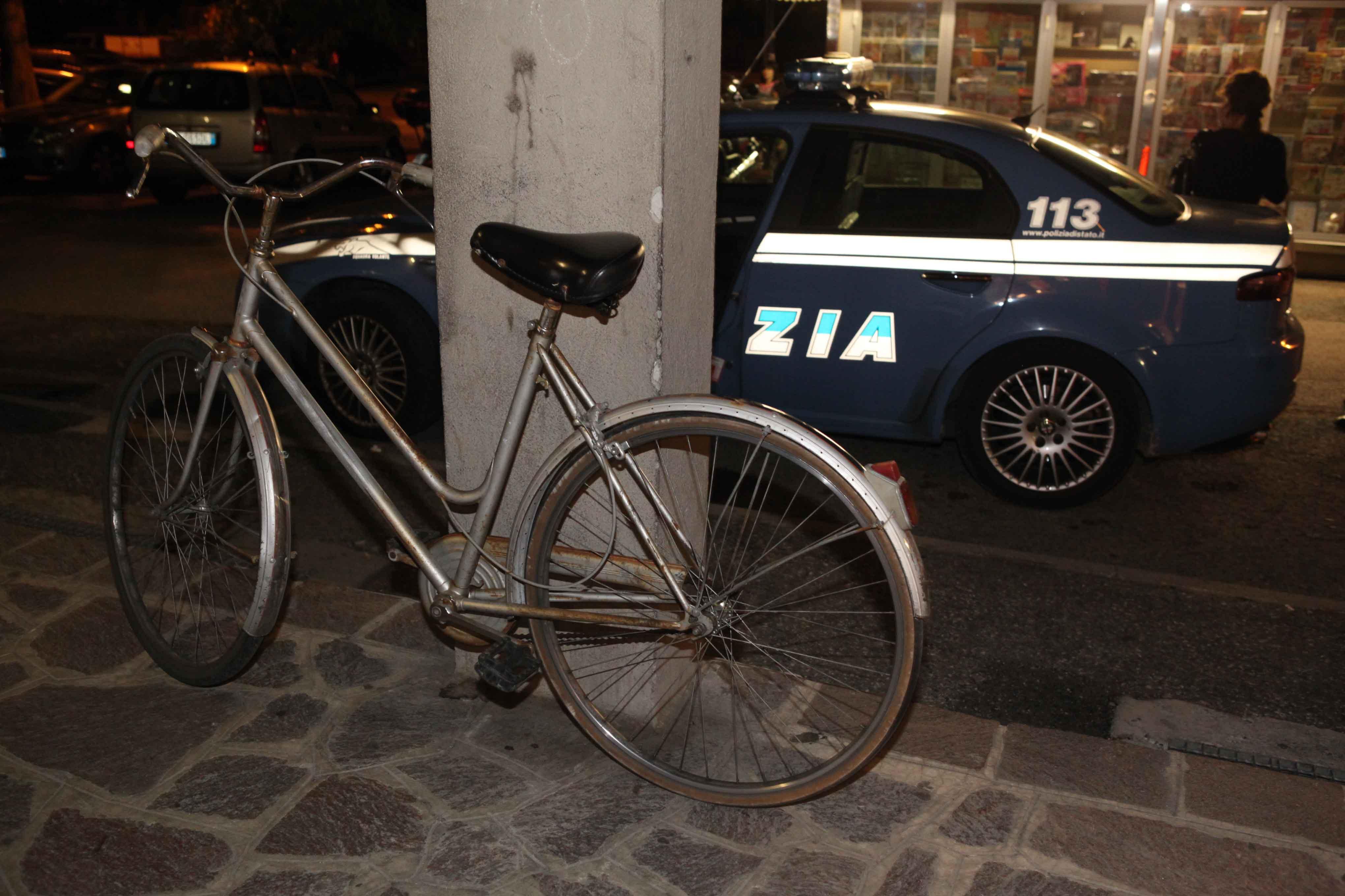 Reggio Emilia, anziano picchiato e rapinato in strada