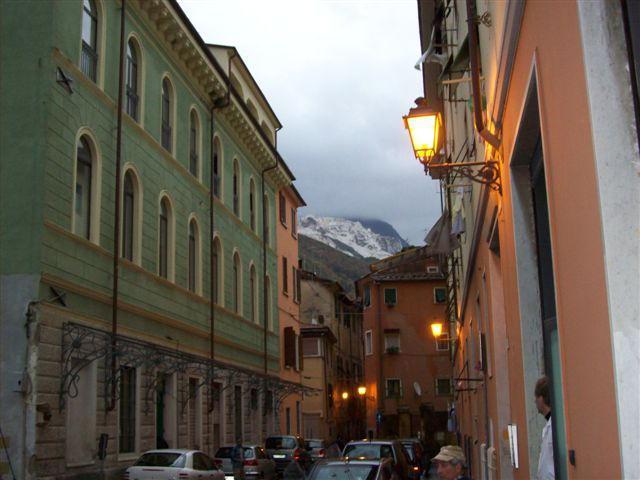 Vive in una casa popolare a Carrara, ma ha una villa a due piani a Massa
