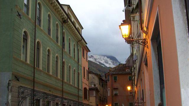 Vive in una casa popolare a Carrara, ma ha una villa a due piani a Massa