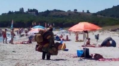 Oristano, blitz della polizia sulle spiagge: identificati 63 venditori ambulanti