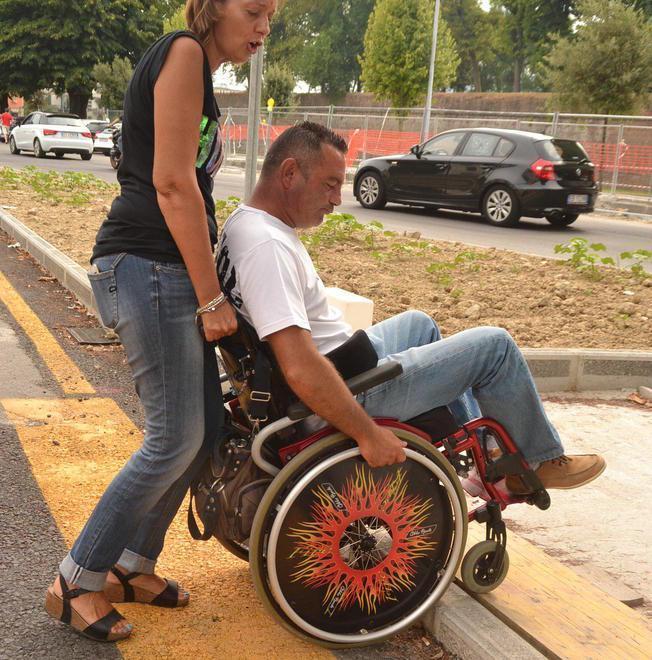 «La rotatoria di porta Elisa non è a misura di disabile»