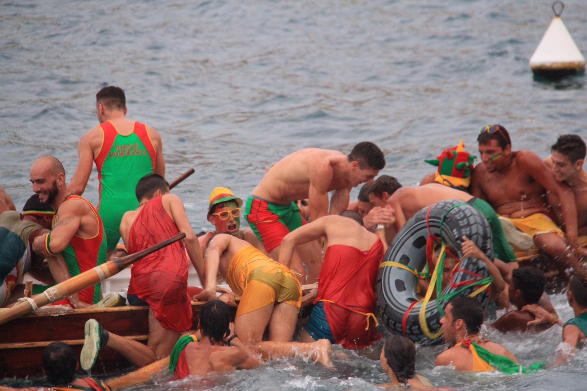 La gioia dei sostenitori della Fortezza che festeggiano il guzzo e il suo euipaggio, vincitore del palio dell'Argentario (foto Enzo Russo)