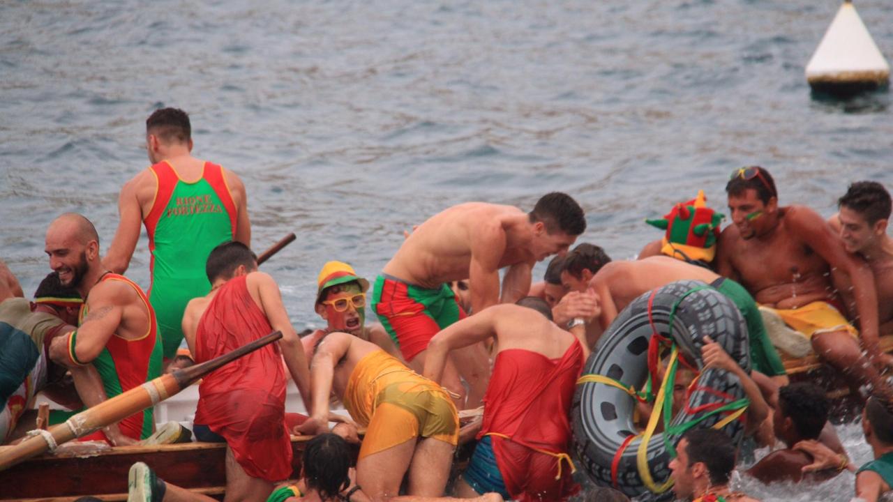 La gioia dei sostenitori della Fortezza che festeggiano il guzzo e il suo euipaggio, vincitore del palio dell'Argentario (foto Enzo Russo)