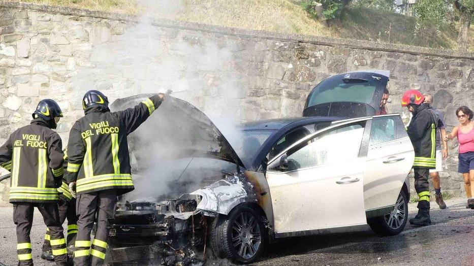 Auto in fiamme sulla 66 per un guasto