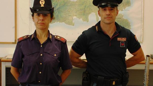 La polizia sequestra droga leggera e merce abusiva