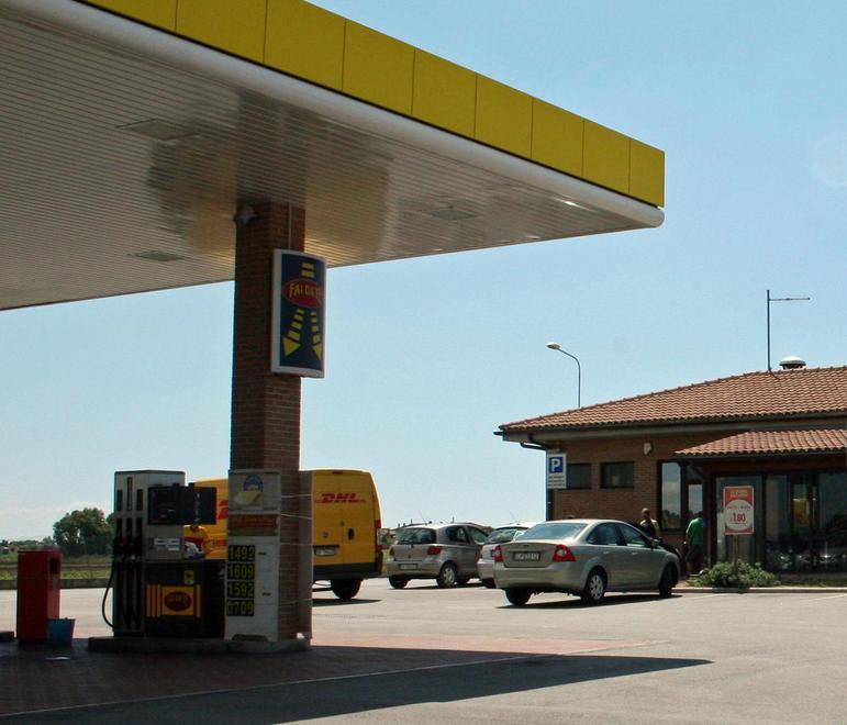 Rapinano un distributore Traditi dal loro furgone 