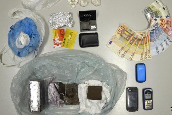 Otto etti di droga nascosti nel bagno 