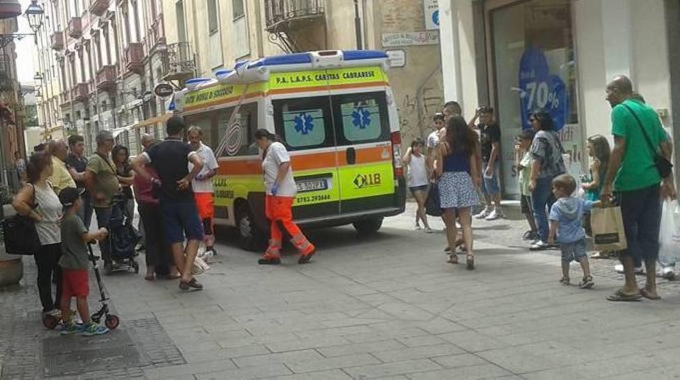 Pavimentazione traballante, donna cade e picchia la testa