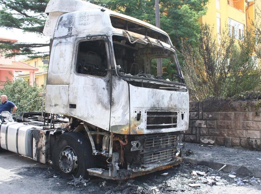 Notte di fuoco in via Einaudi a Macomer 