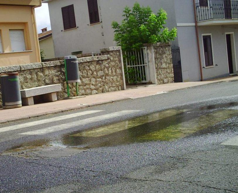 Perdita d’acqua in via Roma, i cittadini chiedono interventi