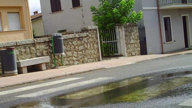 Perdita d’acqua in via Roma, i cittadini chiedono interventi